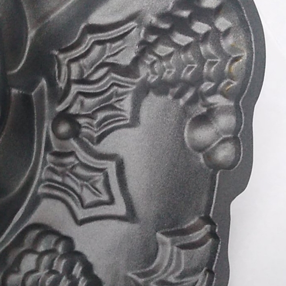 Nordic Ware Wreath Bundt Cake Pan - Picture 5 of 8